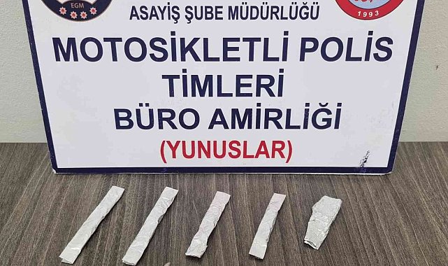 Kütahya'da uyuşturucuyla yakalanan 2 şüpheliden birinin arandığı tespit edildi