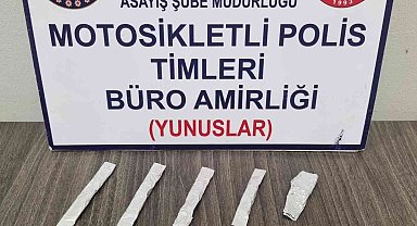 Kütahya'da uyuşturucuyla yakalanan 2 şüpheliden birinin arandığı tespit edildi