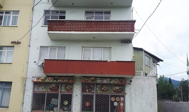Kuvvetli rüzgar balkon duvarını yıktı
