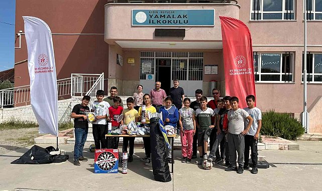 Kuyucak'ta öğrencilere spor malzemesi yardımı yapıldı
