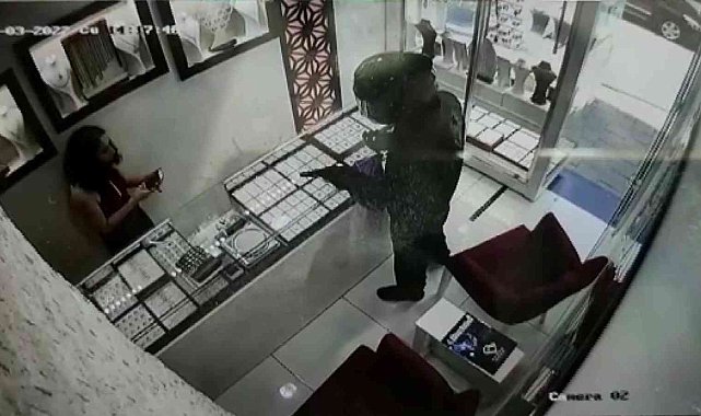 Kuyumcuyu soymaya geldi, korkup kaçtı