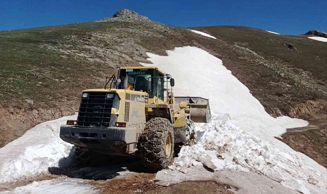 Maçka'da 66 mahallede yol çalışması