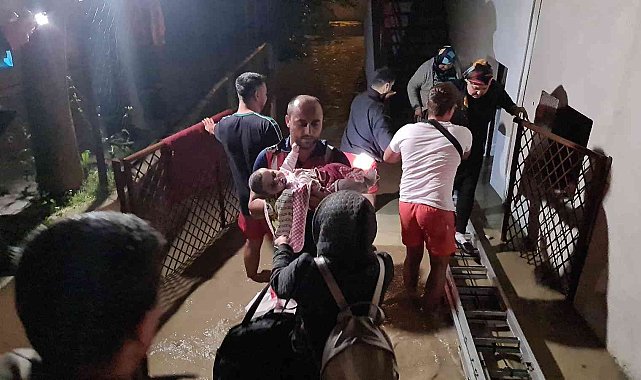 Mahsur kalan vatandaşların yardımına itfaiye yetişti, yavru kediler boğulmaktan son anda kurtarıldı