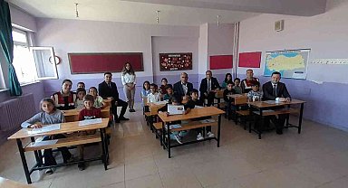 Malazgirt'te öğrencilerin karne sevinci