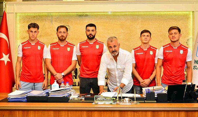 Manavgat Belediyespor&#039;da 14 imza birden atıldı