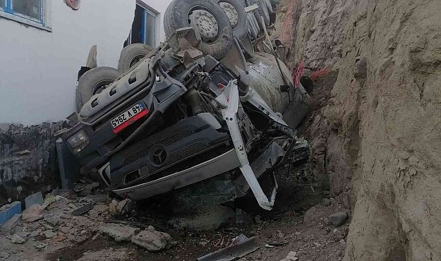 Manevra yapan beton mikseri devrildi
