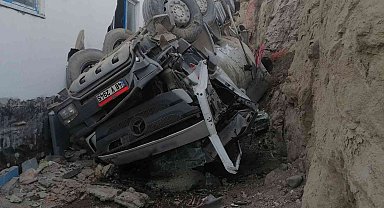 Manevra yapan beton mikseri devrildi