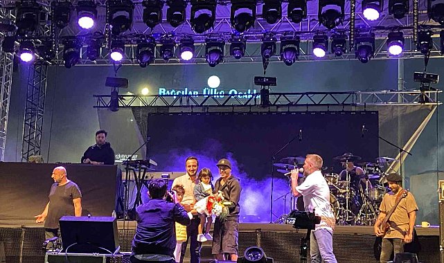 MaNga Bağcılar&#039;da 80 bin kişiye konser verdi