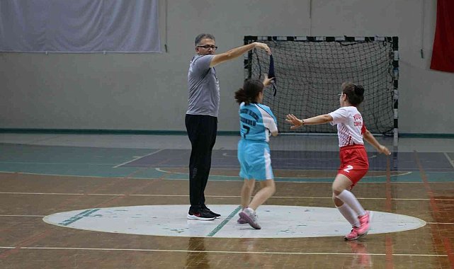 Manisa'da 10 bin öğrenci geleneksel mendil kapmaca oynadı