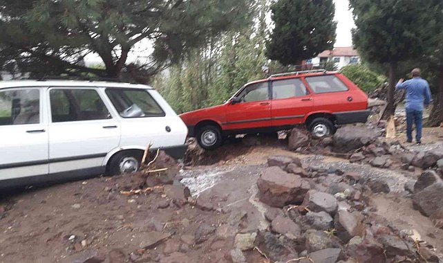 Manisa'da bir ilçeyi sel vurdu