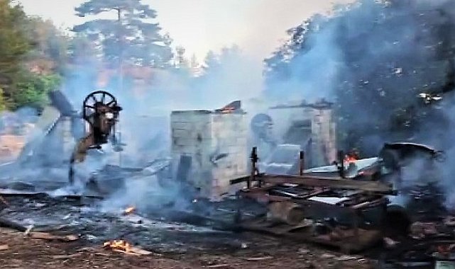 Marangoz atölyesinde çıkan yangın bitişikteki eve sıçradı