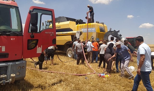 Mardin&#039;de tarlada çalışan biçerdöverden yangın çıktı