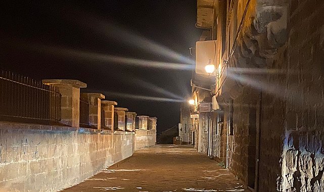 Mardin&#039;in turistik cadde ve sokaklarına dekoratif aydınlatma