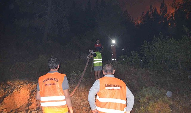 Marmaris Belediyesi yangında var gücü ile sahada