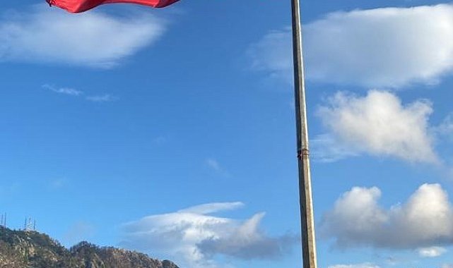 Marmarisli vatandaşlar yanan tepeye Türk Bayrağı dikti