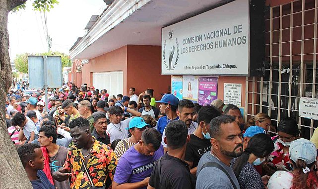 Meksika'daki göçmenler ABD sınırına yürüyor