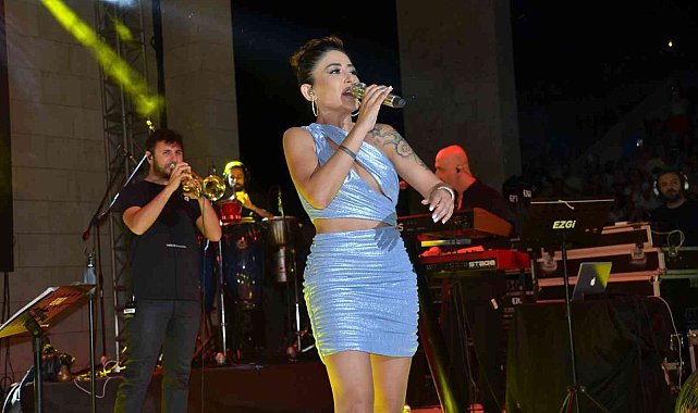 Melek Mosso şarkılarını Didim Amfi Tiyatro&#039;da hayranları için seslendirdi
