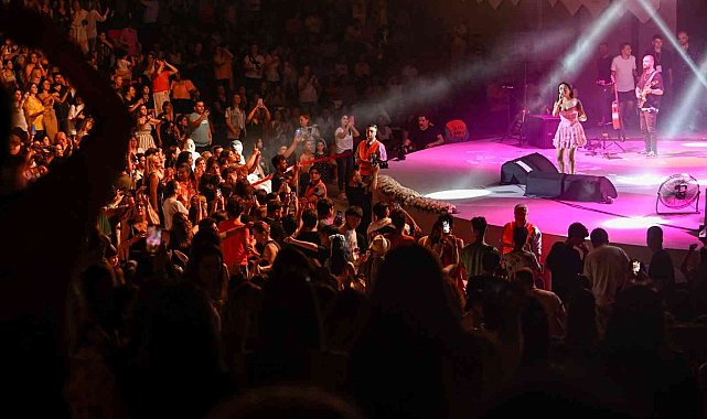 Melek Mosso'ya Mersin'de sevgi seli