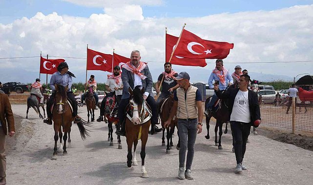 Menemen'de rahvan atlar kıyasıya yarıştı