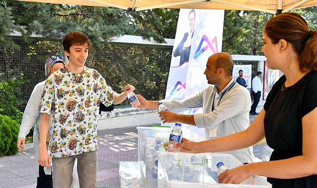 Mersin Büyükşehir Belediyesi, YKS'ye giren öğrencilerin heyecanına ortak oldu