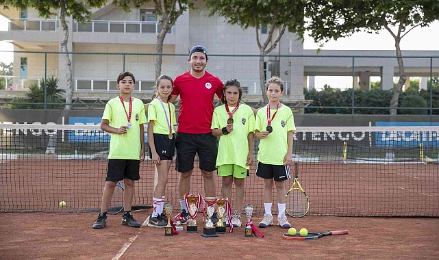 Mersin'in tenisçileri kupaya doymuyor