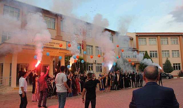 Meşaleli mezuniyet kutlaması