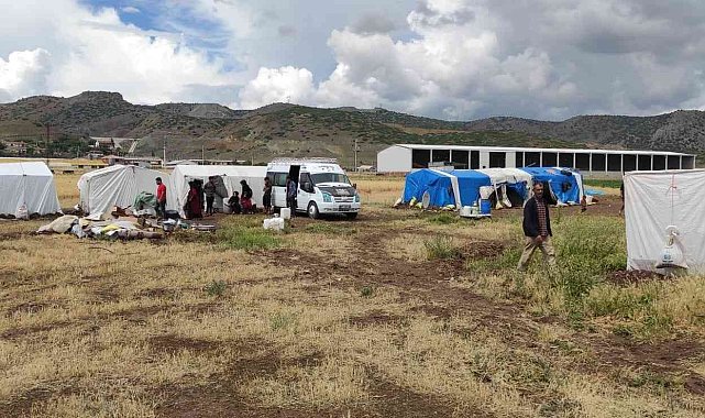 Mevsimlik işçilerin çadırlarını sağanak vurdu