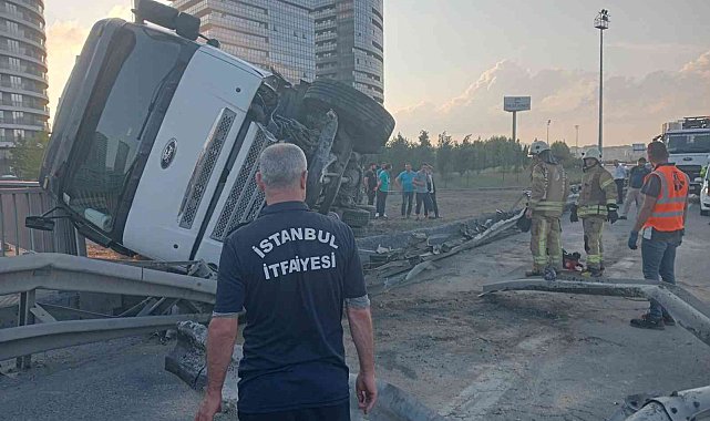 Meyve yüklü kamyon arızalanan İETT otobüsüne çarptı