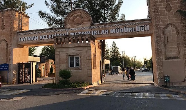 Mezarlıklarda, bayram öncesi genel temizlik