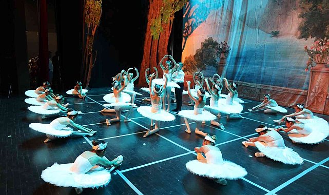 Mezitli Belediyesi Bale Okulu kursiyeri minikler, gösterileriyle büyüledi