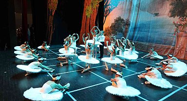 Mezitli Belediyesi Bale Okulu kursiyeri minikler, gösterileriyle büyüledi