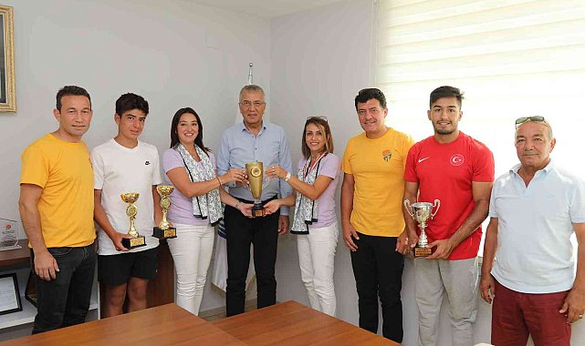 Mezitli Belediyesinin sporcuları kupalarını Başkan Tarhan&#039;a getirdi