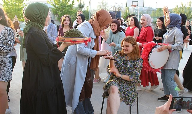 Mezun olan öğrencilere kına yakıldı