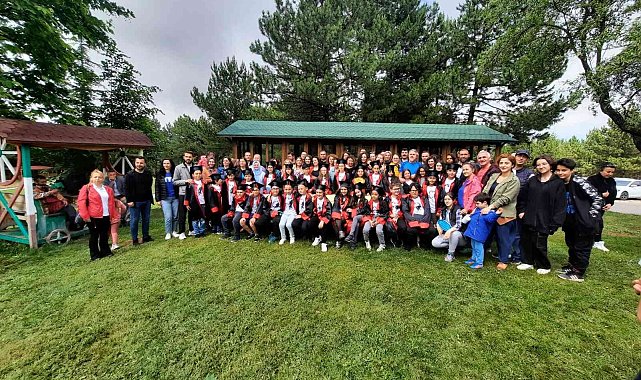 Mezuniyet sevincini piknik alanında kutlayıp kep fırlattılar