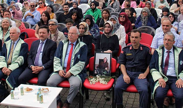 Mezuniyet töreninde öğrenciler, vefat eden hocalarını unutmadı