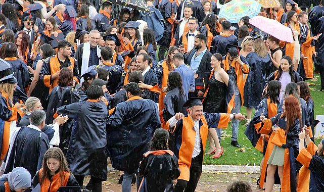 Mezuniyet törenine yağmur engeli