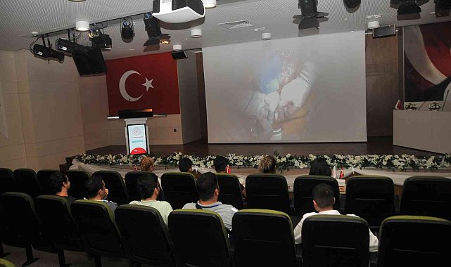 Mide kanseri ameliyatını hekimler canlı yayında izledi