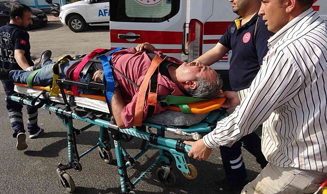 Midibüs, trafik ışıklarında bekleyen kamyonete çarptı: 5 yaralı