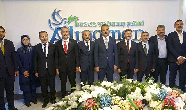 Milli Eğitim Bakanı Özer, belediyeyi ziyaret etti