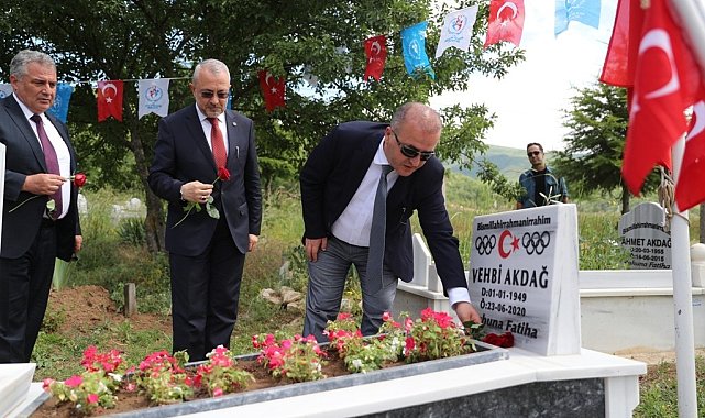 Milli güreşçi Akdağ, mezarı başında anıldı