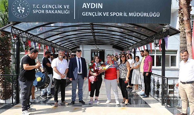 Milli Sporcu Burcu, memleketi Aydın&#039;da çiçeklerle karşılandı