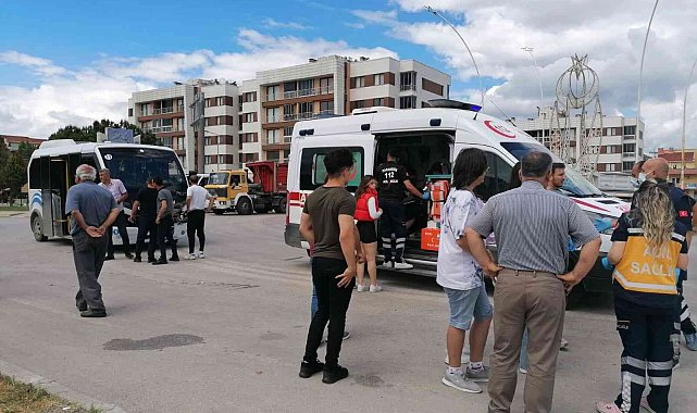 Minibüs ile kamyonet çarpıştı: 8 yaralı