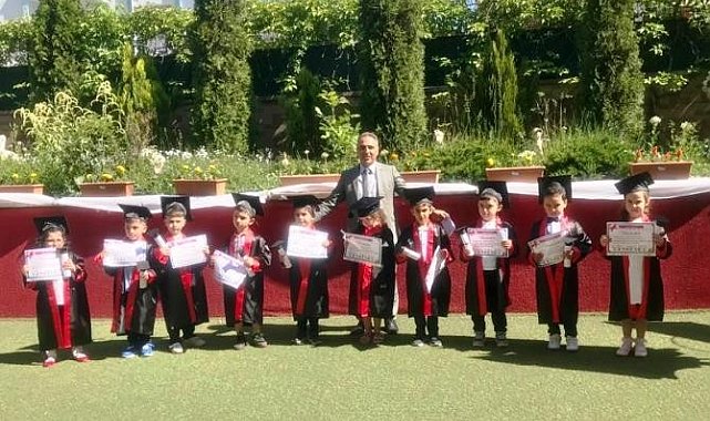 Minik çocukların mezuniyet coşkusu