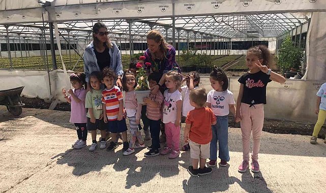 Minik öğrenciler sera alanını gezerek, çiçekleri tanıdı