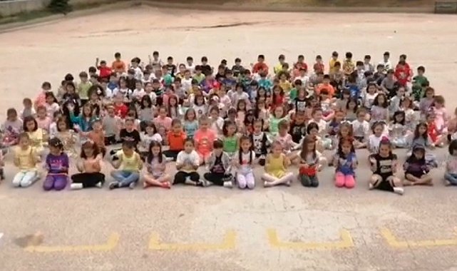 Minik öğrenciler sosyal medyada trend olan şarkıyı ritimle yorumladı