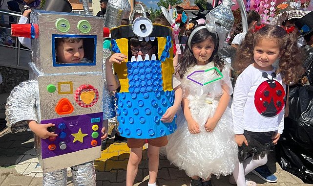 Minikler atık malzemelerle defile yaptılar