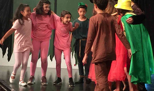 Minikler büyükleri güldürürken düşündürdü