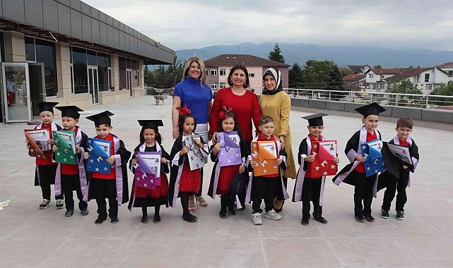 Minikler karnelerini başkan yardımcısından aldı