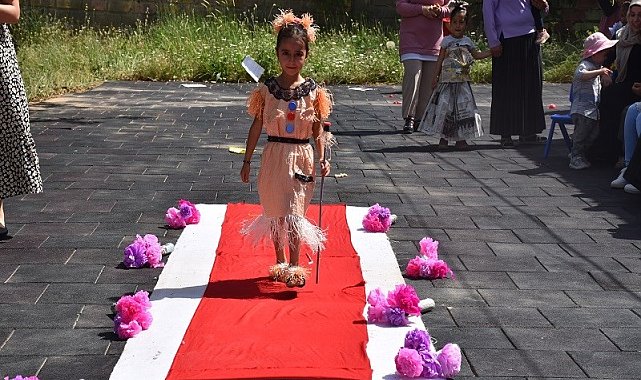 Miniklerden geri dönüşüm ürünleriyle kostüm defilesi