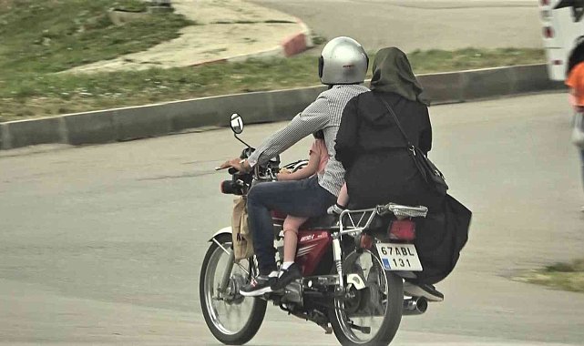 Motosiklete 4 kişi binen ailenin tehlikeli yolculuğu